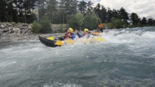 Balsa de kayak en canoa cuesta abajo 